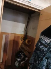 Квартира, назначение: жилое, этаж 1, площадь 48 кв.м., кадастровый номер 75:32:010436:123, по адресу: Забайкальский край, г. Чита, ул. Недорезова д. 6а, кв.3. Квартира 2-х комнатная, кухня, санузла нет, окна пластиковые, на стенах обои, на полу линолеум, потолок деревянный, дверь железная. Вид…