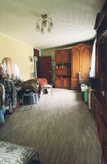 Квартира, общая площадь 42.5 кв.м., расположенная по адресу: Московская область, г. Электросталь, ул. Победы, д. 18, корп. 2, кв. 2, кадастровый номер 50:46:0030102:5156. Находится в залоге у Sovcombank. Прописан один совершеннолетний, долги по ЖКХ со слов должника отсутствуют.