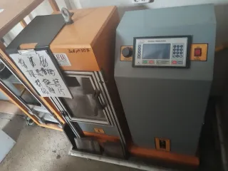 Автоматический гидравлический пресс для испытания на сжатие образцов бетона.