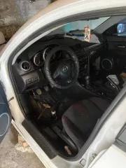 Автомобиль марки MAZDA 3, 2005 года выпуска, Идентификационный номер  VIN  JMZBK14F261349739, цвет Белый, является технически не исправным, требует ремонта двигателя, отсутствует часть деталей двигателя, отсутствуют колеса. Является предметом залога в ООО МКК  КАРМАНИ