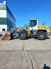 Колесный погрузчик Liebherr L538, VIN: VATZ0433TZB034933, год выпуска: 2014, двигатель № 2013033732, № ведущего моста 745437/767902, цвет: желтый. Дополнительно: щетка L-2600 D-800 – очевидно неисправна.