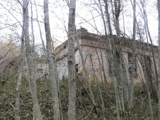 Земельный участок 1500 кв.м с котельной 220,4 кв.м, Архангельская область. Земельный участок площадью 1500 кв.м, кадастровый номер 29:16:241401:141, с расположенным на нем объектом недвижимости – нежилое здание (котельная/узел смешивания) площадью 220,4 кв.м, кадастровый номер 29:16:000000:1563…