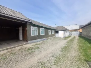 Жилой дом площадью 95,5 кв.м, кадастровый номер 20:06:0401004:716; Земельный участок для ведения личного подсобного хозяйства площадью 423+/-7 кв.м, кадастровый номер 20:06:1401004:713. Информация о зарегистрированных лицах и коммунальных задолженностях не предоставлена. Общая площадь 518,5 кв.м…