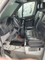 Mercedes-Benz Sprinter 316 CDI 2013 года выпуска, VIN: WDB9066351S792279, госномер 348DBL. Объем двигателя 2143 см³, механическая коробка передач, цвет белый. Годные остатки. Лакокрасочное покрытие имеет повреждения: мелкие царапины, сколы, вмятины. Передний бампер и решетка радиатора отсутствуют…