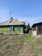 Жилой дом площадью 41.8 кв. м по адресу: Кемеровская область, г. Прокопьевск, ул. Демьяна Бедного, д. 9. Кадастровый номер: 42:32:0102005:12672. Земельный участок, на котором расположен дом, не входит в состав продажи и не принадлежит продавцу на праве собственности.