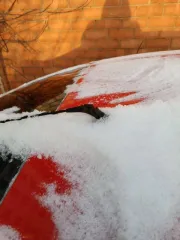 Mazda 3 2007 года, 150 л.с., пробег 214306 км. VIN JMZBK12F681598912, объем двигателя 1999 куб. см, масса 1320 кг, левый руль, бензиновый двигатель. Имеются сколы, царапины, коррозия, колеса спущены, аккумулятор разряжен.