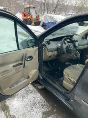 Renault Grand Scenic 2006 года, серый, VIN: VF1JMJEN636905226, госномер: А343ТА51. Особенности тех. состояния: отсутствует фрагмент заднего бампера (требуется его замена), нарушения лакокрасочного покрытия на крышке багажного отделения.
