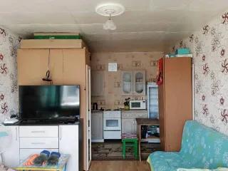 Доля 1/3 в комнате 18,2 м² по адресу: Россия, Республика Коми, г. Сыктывкар, пгт. Краснозатонский, ул. Ломоносова, дом 50, комната 125, кадастровый номер: 11:05:0401011:1118. В ЕГРН имеется непогашенная ипотека в пользу физического лица; возможна регистрация несовершеннолетних.