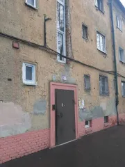 Квартира в Калининграде, 35 кв.м, 1 комната. Адрес: Калининградская обл., г. Калининград, ул. П. Морозова, д. 53, кв. 2, кадастровый номер: 39:15:150830:482, 1 этаж. Вместе с официальной площадью квартиры, указанной в выписке из ЕГРН, в данной квартире имеется неучтенная дополнительная площадь…