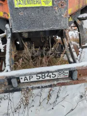 Полуприцеп-цистерна Neftaz 96742-03, 2010 год, цвет оранжевый. VIN: X1F96742BA0001119, госномер: АР584586. Имеет множественные сколы, местами коррозию, отсутствуют все колесные диски и резина.