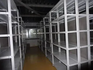 Стеллажи металлические 5м х 1,8м, 22 штуки