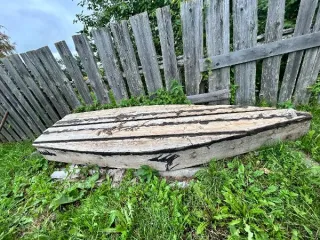 Деревянная лодка длиной около 3.5 м с деревянным веслом - 1 шт. Рабочее состояние не проверялось, реализация в качестве годных остатков. Имущество продается в том виде, комплектности и состоянии, в каком оно есть. За скрытые дефекты имущества ответственности не несем.