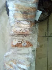 Бижутерийная продукция. Бижутерийная продукция, изготовленная из сплавов недрагоценных металлов, имеющая или не имеющая гальванического покрытия из драгоценных металлов, страна происхождения не установлена - 2404 шт.     Полное описание лота "Приложение № 11" 
Назначение: pryamie 
