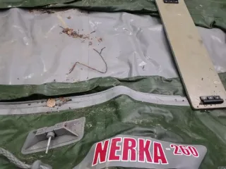 Надувная лодка Нерка 260 зеленого цвета, с двумя веслами - 1 комплект. Имущество бывшее в употреблении, со следами эксплуатации (царапины, потертости, загрязнения). Сопроводительные документы отсутствуют. Реализуется в качестве годных остатков.