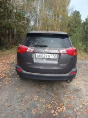 Toyota RAV4 2014 года, 146 лс, полный привод, АКПП. Номер двигателя 3ZR 6001150; VIN: JTMZDREV90J001677. Состояние кузова (внешний осмотр): вид спереди: бампер, решётка радиатора, капот, оптика — на общем ракурсе видимых повреждений не выявлено; на капоте и лобовом стекле — опавшая листва. Вид…