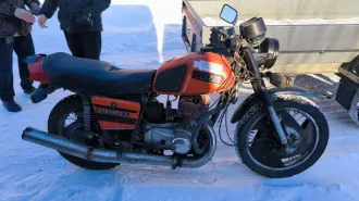 ИЖ-7.107010 1997 года, госномер 2809АА11, двигатель 0016897, номер рамы 0016897, цвет красный. В наличии оригиналы ПТС, СТС и договор купли-продажи ТС (11-006265-1). Техническое состояние транспортного средства не проверялось.