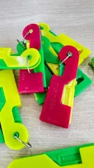 Устройства для продевания нитки в иголку различных цветов Устройства для продевания нитки в иголку различных цветов. Имущество продается в том виде, в каком оно есть, в случае продажи возврату/обмену не подлежит. За скрытые дефекты имущества Продавец ответственности не несет 
