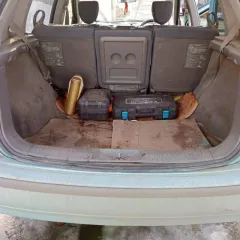 Nissan Tino 1999 года, 120 л.с., пробег 341813 км, АКПП. VIN кузова: V10-010299, номер двигателя: QG18 257875, объем 1769 см³, цвет синий, госномер У186ВР138. Требуется ремонт: значительная коррозия кузова, гнилые пороги и дно. Необходим ремонт АКПП, ходовой части и электрики (последствия…