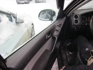 Volkswagen Tiguan, 2011 года выпуска, 150 л.с., пробег 161097 км. Автомобиль легковой, марка: Volkswagen, модель: Tiguan, VIN: XW8ZZZ5NZBG111785, гос. рег. номер: Н304ОС702, год изготовления: 2011.