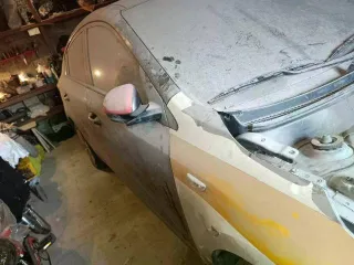 Kia Rio 2018, 123 л.с., 73000 км, АКПП, VIN Z94C241BBKR106685. Техническое состояние: транспортное средство находится на хранении в гаражном помещении в течение 6 лет, не эксплуатируется, выездным не является. Левый лонжерон подлежит замене. В комплектации отсутствует аккумулятор.