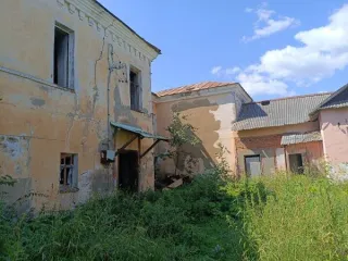 Ансамбль гостиницы Ильичева, нежилое здание, общей площадью 481 кв.м., кадастровый номер 76:21:010101:100, наименование «Ансамбль гостиницы Ильичева», количество этажей - 3, в том числе подземных 1, расположенное по адресу: Ярославская область, г. Тутаев, ул. Петра Шитова, 22. Количество этажей…