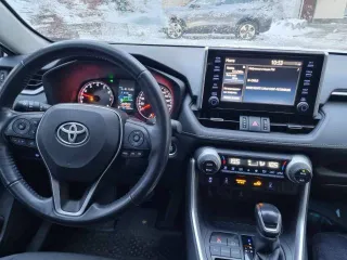 Toyota RAV4 2020 года, серебристый. VIN: XW7W43FV50S006179, госномер: Т337ВУ198. Автомобиль находился в эксплуатации, может иметь скрытые недостатки.