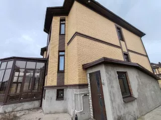 Индивидуальный жилой дом, назначение: жилое. Площадь: 468,5 кв.м. Количество этажей, в том числе подземных этажей: 3, в том числе подземных 1.  Кадастровый номер: 48:20:0014701:8438, Адрес (местоположение): Российская Федерация, Липецкая обл., г. Липецк, пер. Живописный, д. 3. Арбитражным судом…