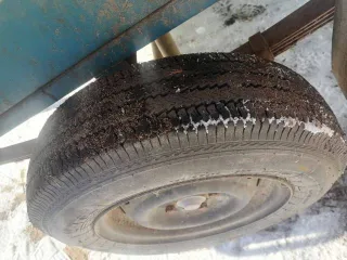 Прицеп САЗ8299, 2001 года выпуска, VIN: X3E82990010016983. Исправен, предназначен для легковых транспортных средств. Износ шин 0,5 мм, состояние шин хорошее. Имеется ржавчина по кузову.