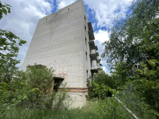 Жилое здание - Незавершенный строительством дом, пл. н/д кв. м, Литер – н/д, Этажность - 5 эт, кадастровый номер: 61:15:0010109:282. Земельный участок, пл. 7775 кв.м, кадастровый номер 61:15:0010109:5, расположенные по адресу: Ростовская обл, р-н Каменский, рп Глубокий, ул. Юбилейная, 8/4.