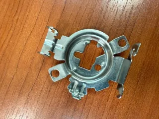 Годные остатки изделий: крышка-заглушка для фары автомобиля из резины черного цвета 80 штук, патрон для лампочки 41 штука, заглушки из резины черного цвета 122 штуки, элемент крепления из пластмассы белого цвета 40 штук, патрон для лампочки из пластмассы серого цвета 40 штук, элемент крепления из…