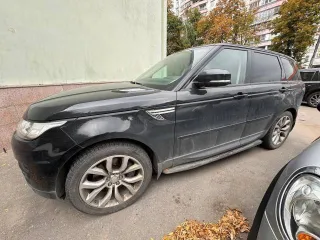 Land Rover Range Rover Sport 2013 года, VIN SALWA2FFXEA324100. При осмотре установлено: дефект лакокрасочного покрытия (отслоение краски) эмблемы на крышке багажника; дефект лакокрасочного покрытия (отслоение краски) декоративной накладки на капоте; механическое повреждение накладки переднего…