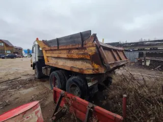 Грузовой самосвал Камаз 55111А, 1999 года выпуска, цвет – светло-серый, VIN XTC55111AX2106196, государственный номер К733УР29, коррозия, потертости и вмятины по всему кузову. На стоимость, сложившуюся по итогам аукциона, будет начислен НДС - 22%.