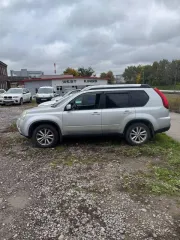 Nissan X-Trail 2012 года, 150 л.с., пробег 214762 км, полный привод, автоматическая коробка передач. Цвет кузова серебристый. VIN: Z8NTCNT31CS045483, двигатель № C016257.