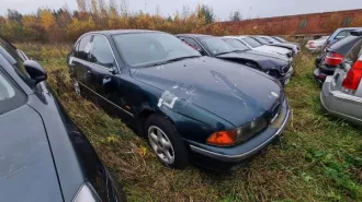 Автомобиль марки BMW 520i, 1999 г.в., VIN WBADM11010GP11463, рег. №GDD637. Имеются повреждения: одно зеркало сломано, дверь водителя оклеена черной пленкой (стекло отсутствует), имеется вмятина на задней двери, колеса спущены, по всему кузову потертости и сколы, ключи отсутствуют. Имущество…