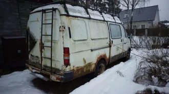 ГАЗ 2705, 2002. Автомобиль ГАЗ, модель: 2705, год изготовления: 2002 г.в., VIN: ХТН27050020242987, г.р.з. Т647УЕ47, вид собственности – совместная с супругом Арефьевым А.А. Автомобиль в неудовлетворительном состоянии, не находу, имеет сквозную коррозию металла по всему кузову, некомплектен…