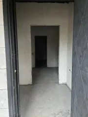 Жилой дом 126.5 м² и участок 1000 м² в Надеждинском районе по адресу: Приморский край, п. Соловей Ключ, ул. Волгоградская, 15. Земельный участок забором не огорожен, кроме дома на участке ничего нет. Жилой дом в недостроенном состоянии, возведены стены, крыша, установлены стеклопакеты, проложен…