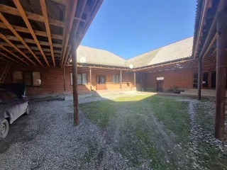 Жилой дом площадью 204,6 кв.м и земельный участок площадью 1000 кв.м, расположенные по адресу: Чеченская Республика, Курчалоевский район, город Курчалой, улица Базарная, дом 24. Кадастровый номер участка: 20:06:0301001:205, кадастровый номер дома: 20:06:0301001:671.