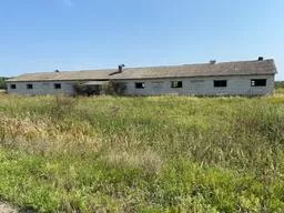 Нежилые здания: 
Коровник - 1 098,1 кв. м, кадастровый номер 67:03:1620101:512,
Сенной склад - 1 083 кв. м, кадастровый номер 67:03:1620101:391, 
Силосная траншея - 1 014,9 кв. м, кадастровый номер 67:03:1620101:514, 
Телятник - 628,9 кв. м, кадастровый номер 67:03:1620101:526,
Склад - 410,7…