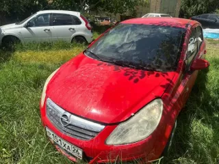 Opel Corsa 2010 года выпуска, красный хэтчбек. VIN W0L0SDL68B4135427, госномер Р151ХА 26. Объем двигателя 1398 см³, мощность 101 л.с. Отсутствуют ключи и документы. Трещины на переднем и заднем бамперах. Отсутствует стекло передней правой двери. Следы абразивного износа на всех стеклах и зеркалах…