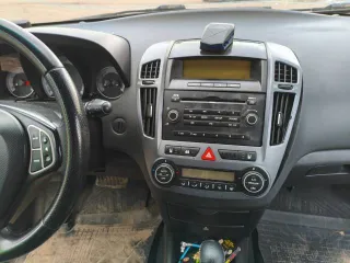 Kia Ceed, 2009 года, 122 лс, 262067 км, АКПП, vin XWEFF522390006537, СТС, ПТС и два ключа (один из них сломан), залог — нет, пробег 262к, по кузову очень много косяков, вмятин сколов и царапин, ржавое и дырявое и еще помятое левое крыло, ремонтировали левую сторону после дтп сделали плохо краска…