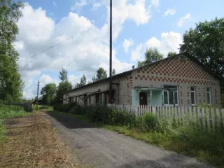 Продается имущество по адресу: Ярославская область, р-н Даниловский, д Манжаково, ул Солнечная, д 1а. Кадастровый номер здания 76:05:010101:2065, площадь здания 317.5 кв. м. Кадастровый номер земельного участка 76:05:180101:9184, площадь участка 862 кв. м. Одноэтажное здание.
