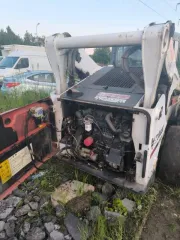 Мини-погрузчик Bobcat S850 заводской номер ACSL11164 Навесное оборудование щетка с бункером Sweeper Bucket 84 серийный номер А00А01354 снегоуборочный отвал V-Blade 84 серийный номер 084001021 угловая метла Angle Broom 84 серийный номер 231416282