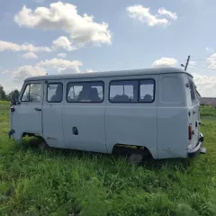 УАЗ 220694-04, 2008 г. в., цвет: белая ночь, VIN: ХТТ22069490460810. Автомобиль находится в неудовлетворительном нерабочем состоянии, требующем ремонта; отсутствуют некоторые узлы и агрегаты, состояние двигателя и КПП неизвестно. Госномер: М185РТ22. Мощность двигателя: 107 л.с., экологический…