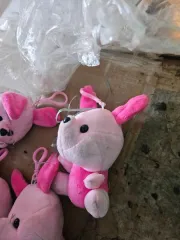 Мягкие игрушки Disney, Hello Kitty, Тигра, Винни-Пух, Черепашки-ниндзя; мягкие игрушки "Утиные истории" – утята (Билли, Вилли, Дилли), Дональд Дак, "поночка"; мягкие игрушки "Тигра", "Винни-пух", "Ослик", "Пятачок"; мягкие игрушки с товарным знаком "Микки Маус", "Минни Маус"; мягкие игрушки Дисней…