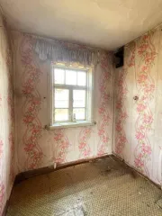 Жилой дом площадью 41.8 кв. м по адресу: Кемеровская область, г. Прокопьевск, ул. Демьяна Бедного, д. 9. Кадастровый номер: 42:32:0102005:12672. Земельный участок, на котором расположен дом, не входит в состав продажи и не принадлежит продавцу на праве собственности.