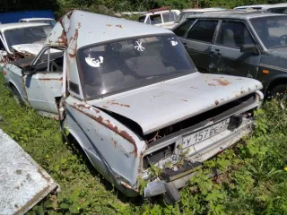 ВАЗ 21063 1987 года, госномер У157ВЕ23, VIN XTA210630Н1811555. Кузов имеет сложную пространственную деформацию с нарушением геометрии проемов капота, багажника и дверей, образованием острых складок и разрывов металла пола, крыши, левой боковины и дверей – восстановлению не подлежит. Имеются…