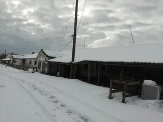 Нежилое здание 922.2 кв. м, участок 11456 кв. м, Псковская область. Нежилое здание с земельным участком: нежилое здание общей площадью 922,2 кв. м, КН 60:18:0153507:336; земельный участок общей площадью 11456 кв. м, КН 60:18:0153507:61, категория земель: земли населенных пунктов. Расположено по…