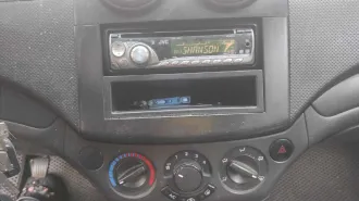 Chevrolet Aveo, 2007. Транспортное средство: Шевроле Авео, ГРЗ В145ХВ82, 2007 года выпуска, идентификационный номер KL1SF69YE8B093395, цвет: черный, мощность двигателя 63,3 (86) кВт (л.с.). Транспортное средство на ходу, по кузову имеются царапины. Машина стоит по адресу: г. Ялта, ул. Батурина, д…