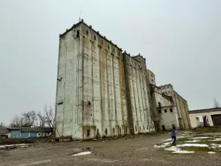 Здание клуба 1953 000000103 375,0
Здание конторы 1956 00000095 511,6
Пристройка к административному зданию 1998 00000093 59,8
Здание автовесовой на з/приеме 1969 00000040 612,1
Здание блок подсобных помещений 1967 00000037 467,4
Здание ж/д весов 1964 000000018 36,1