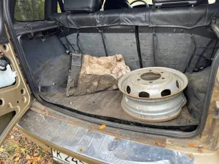 Шевроле Нива 2005 года выпуска, 80 л.с., пробег 140000 км, полный привод. VIN Х9L21230050093601, цвет бежевый металлик. Номер двигателя ВАЗ 2123 0104036, бензиновый, мощность 58,50 кВт (79,60 л.с.), объем 1690 см³. Номер кузова 0093601. Снаряженная масса 1400 кг, полная масса 1850 кг. Технически…